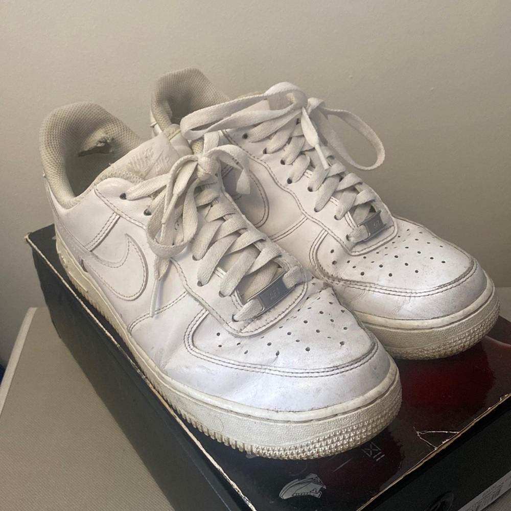 Nike Air Force 1s 07’s Womens Size 9